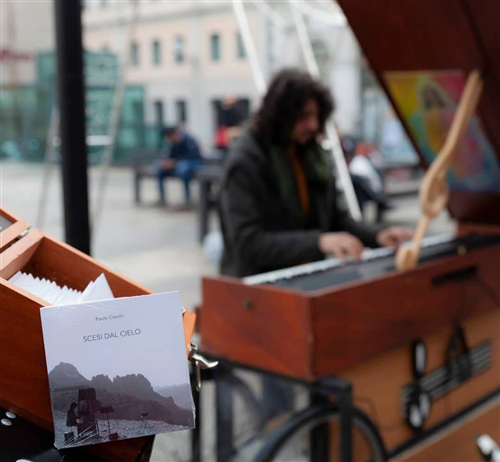 Sabato 23 maggio torna il Mercato in Musica con le melodie di Paolo Casolo e il suo pianoforte-bici